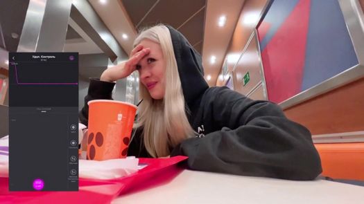 Скромная Stoned Bae кончает от вибратора в киске прямо в кафе